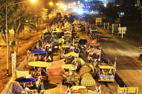 ຊາວກະສິກອນໄທກວ່າ 1000 ຄົນ ໄດ້ເຕົ້າໂຮມ ຢູ່ນະຄອນຫຼວງເຂົ້າຮ່ວມ ການແຫ່ຂະບວນປະທ້ວງ